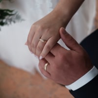 時代の変化?!「式場」と「結婚指輪」先に選ぶのは？のイメージ