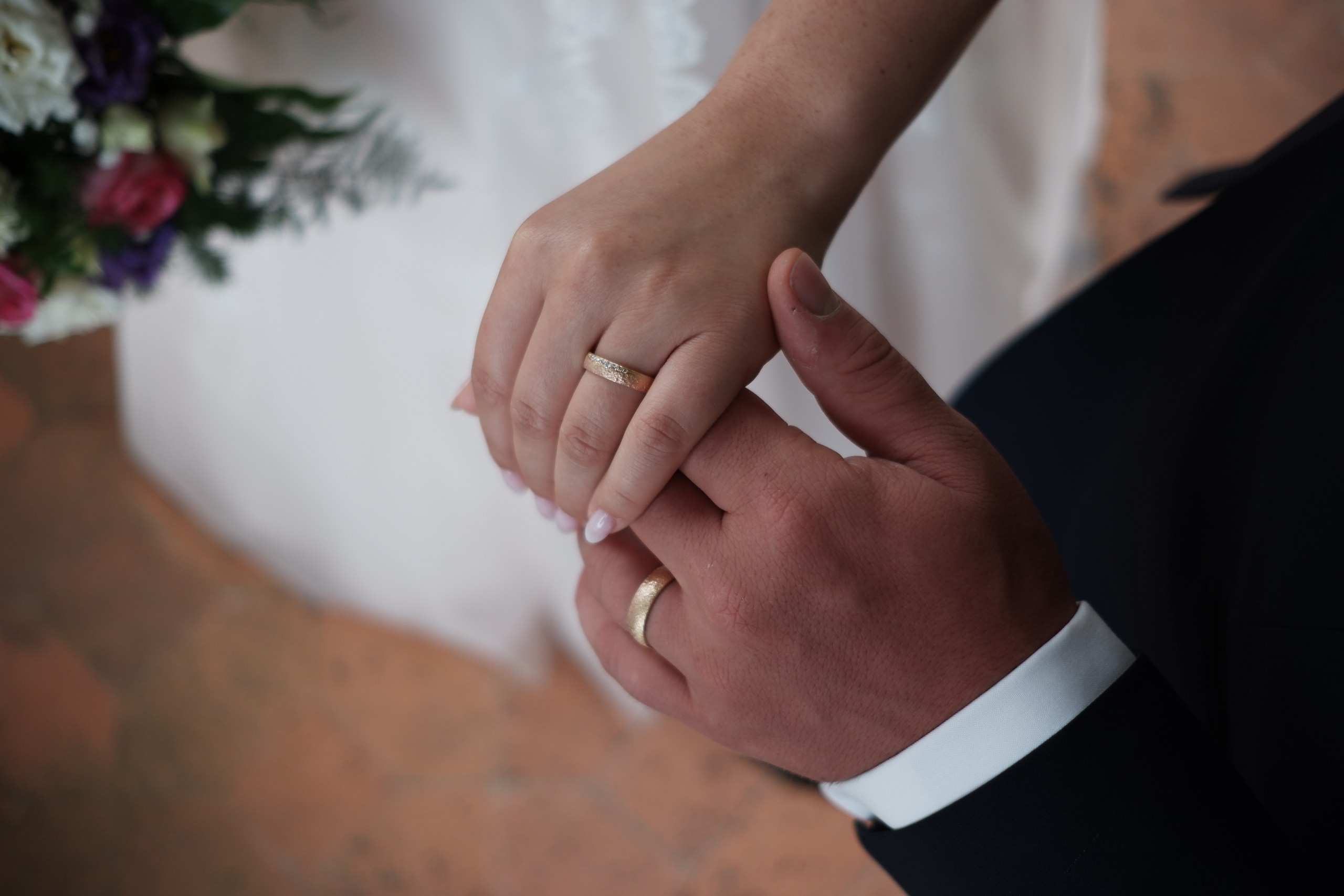 時代の変化?!「式場」と「結婚指輪」先に選ぶのは？のイメージ