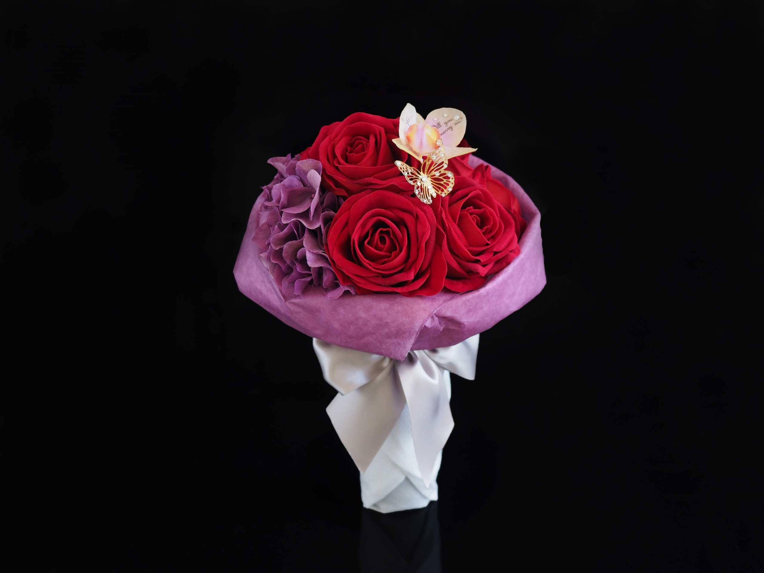お花の定番「真紅のバラの花束」でゴージャスなクリスマスプロポーズのイメージ