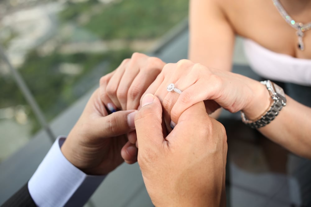 プロポーズで婚約指輪を渡す意味と理想の渡し方のイメージ