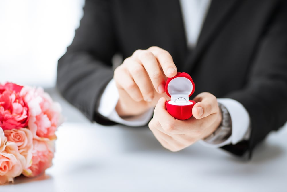 花束でプロポーズをロマンチックに演出する方法のイメージ