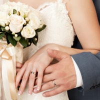 最適な結婚指輪を見つける！海外ブランドと国内ブランドのメリットとデメリットのイメージ