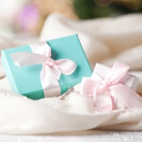 プロポーズの際、指輪と共に贈りたいオススメのプレゼント5選のイメージ