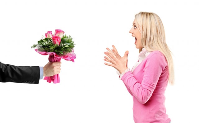 花束をプレゼントされて喜ぶ女性のイメージ