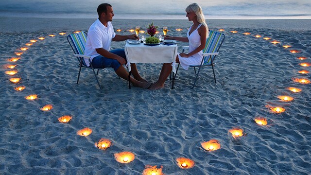 砂浜でディナープロポーズ