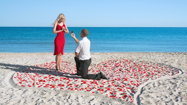 砂浜でプロポーズのイメージ
