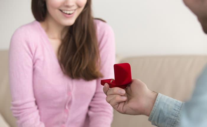 同棲中カップルのプロポーズのタイミングとサプライズアイディアのイメージ